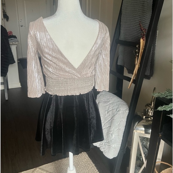 Holiday Outfit! Forever 21 size Small velvet skirt and shimmery top - Picture 4 of 8